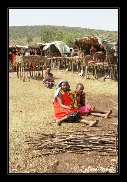 Femmes assises dans la cour